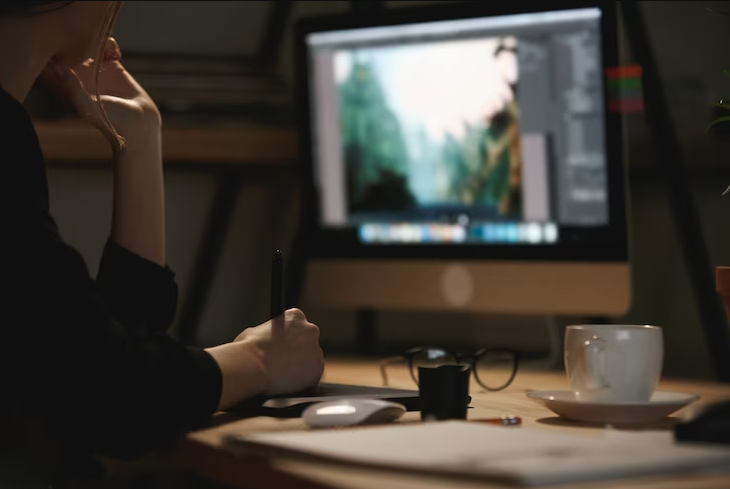 Exploring the Dynamic World of Premiere Pro Transitions: Glitch Text vs. Zoom